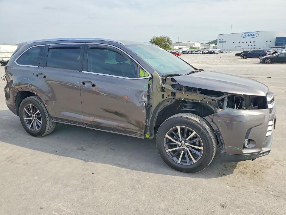 Photo 4 from auction – 2017 TOYOTA HIGHLANDER with VIN 5TDKZRFH4HS194010