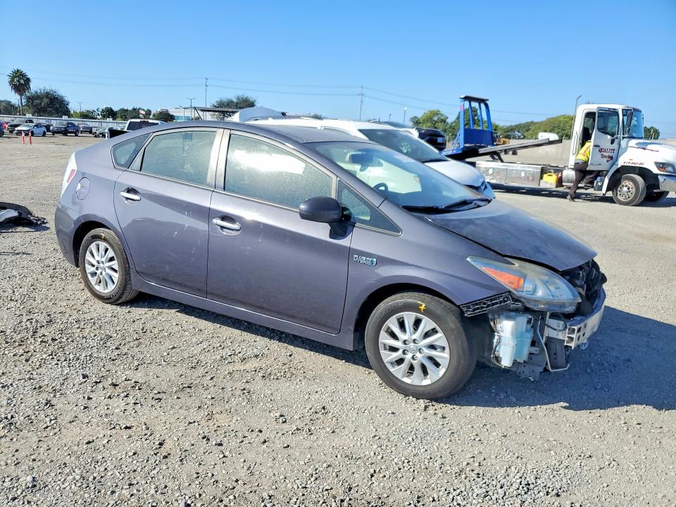 Photo 4 from auction – 2014 TOYOTA PRIUS PLUG-IN HYBRID with VIN JTDKN3DP4E3056807