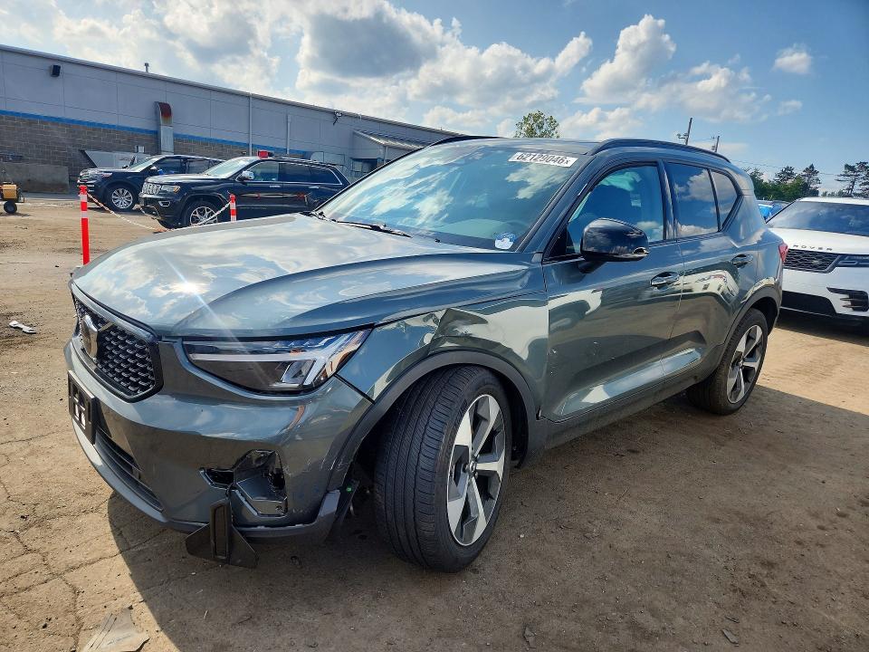 2026 VOLVO XC40