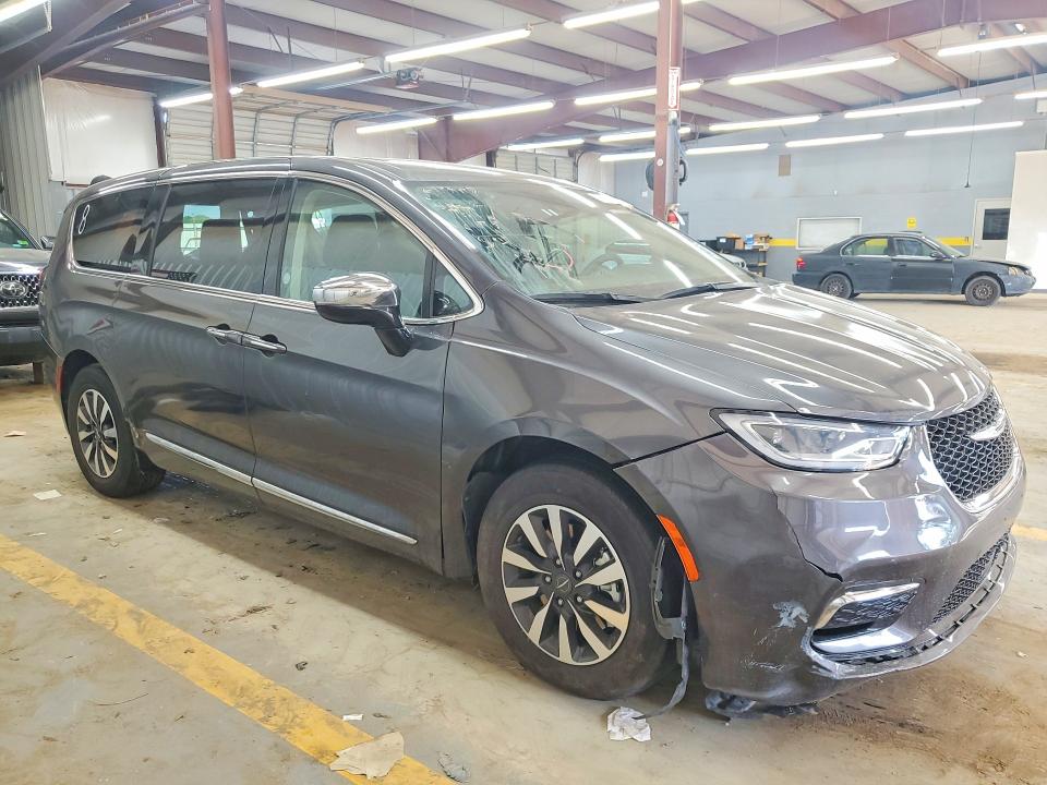 Photo 4 from auction – 2023 CHRYSLER PACIFICA with VIN 2C4RC1S73PR592363