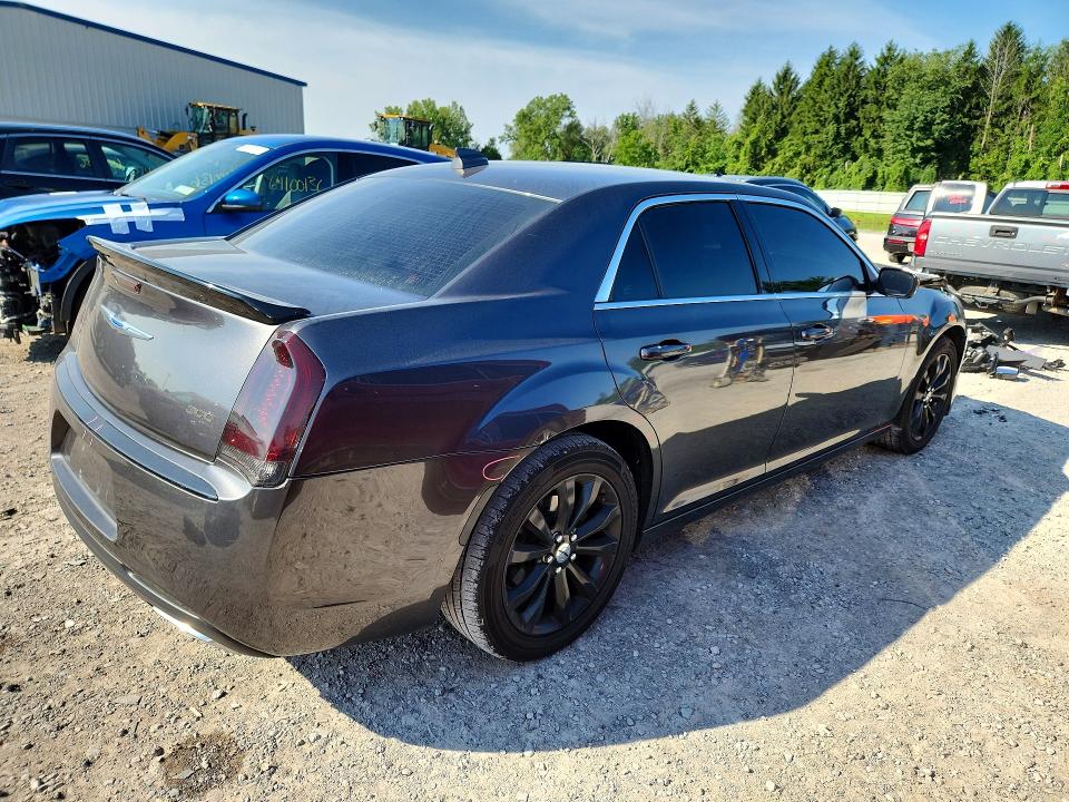 Foto 3 de la subasta – 2018 CHRYSLER 300 con VIN 2C3CCARG0JH292292