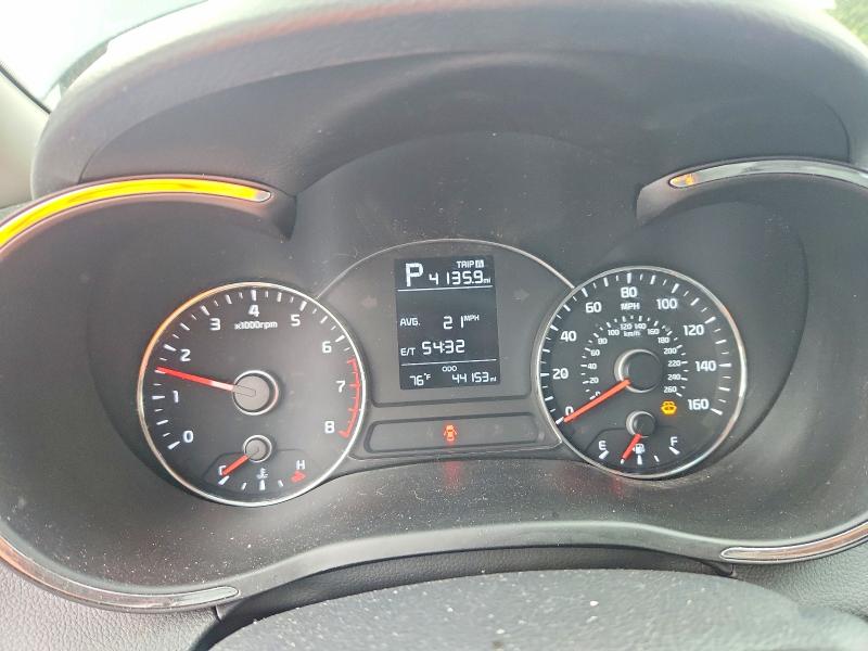 Photo 9 from auction – 2017 KIA FORTE5 with VIN KNAFK5A86H5696932