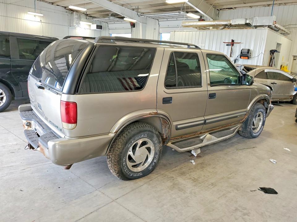 Photo 3 from auction – 2000 CHEVROLET BLAZER with VIN 1GNDT13W2Y2232802