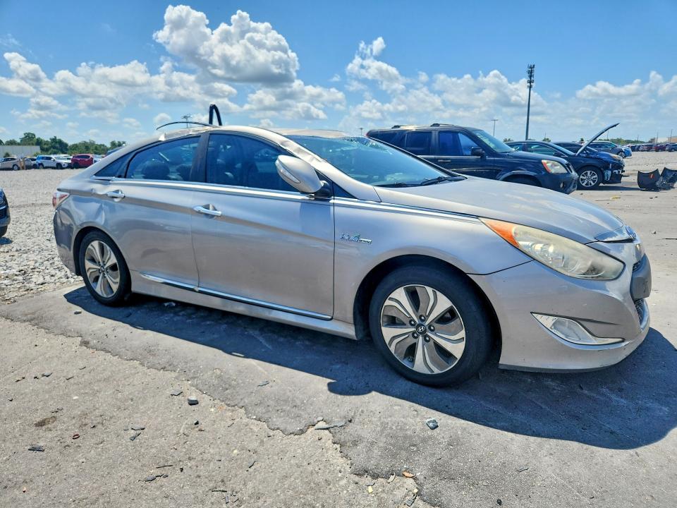 Photo 4 from auction – 2013 HYUNDAI SONATA with VIN KMEC4A47DA080852