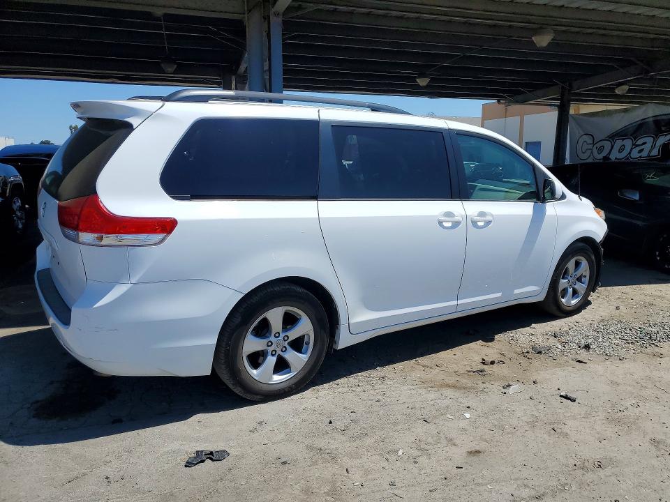 Photo 3 from auction – 2014 TOYOTA SIENNA with VIN 5TDKK3DC2ES511111
