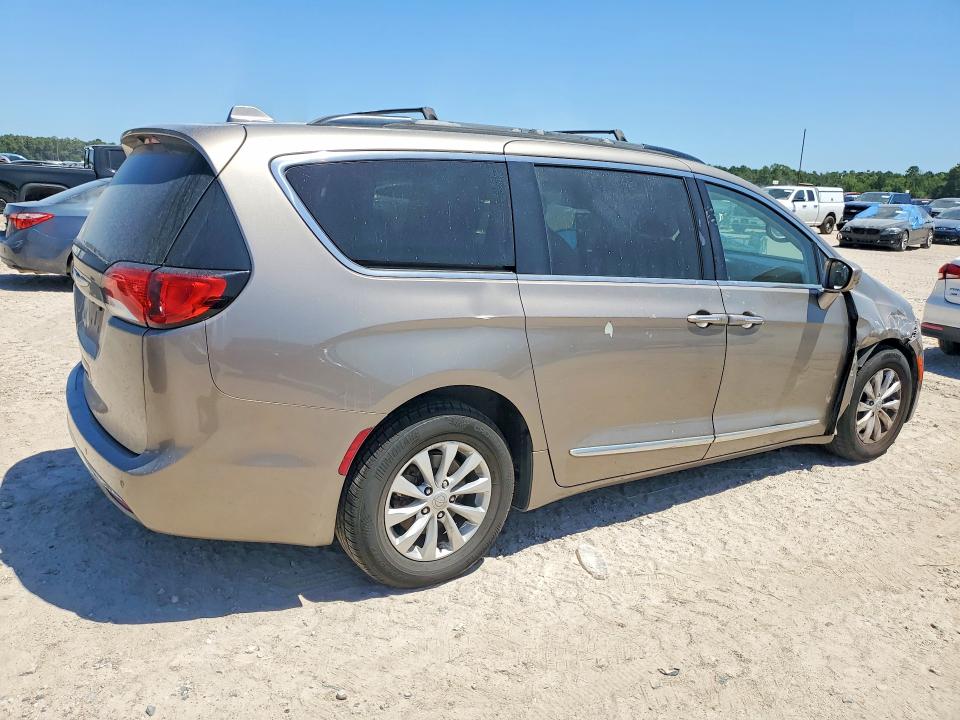 Photo 3 from auction – 2017 CHRYSLER PACIFICA with VIN 2C4RC1BGXHR741496