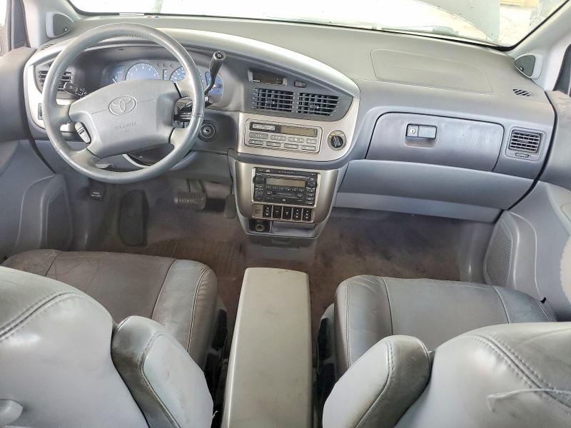 Photo 8 from auction – 2002 TOYOTA SIENNA with VIN 4T3ZF13C92U453100