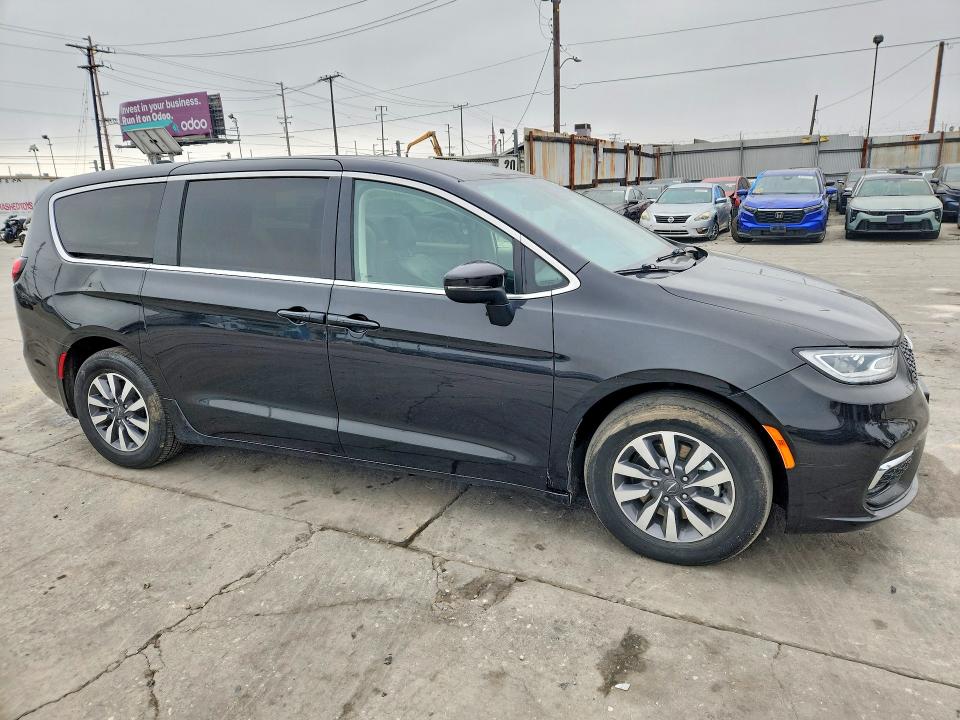 Photo 4 from auction – 2023 CHRYSLER PACIFICA with VIN 2C4RC1L75PR626219