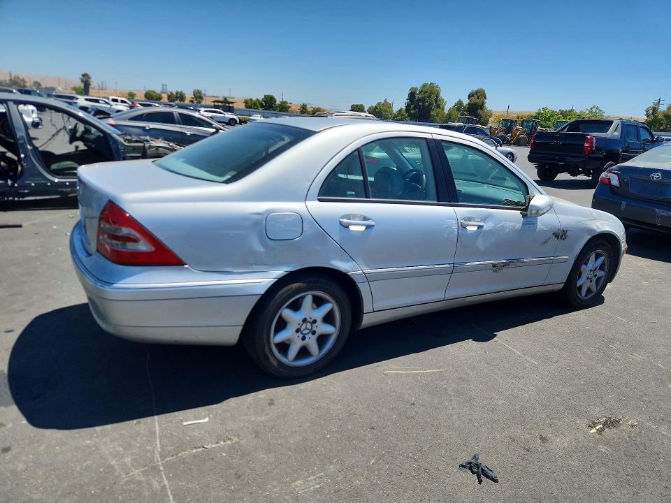 Photo 3 from auction – 2004 MERCEDES-BENZ C with VIN WDBRF61J14F554570