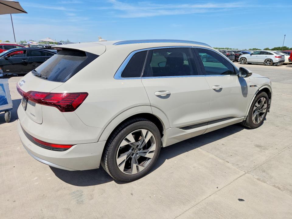 Фото 3 с аукциона – 2022 AUDI E-TRON с VIN WA1AAAGEXNB023932