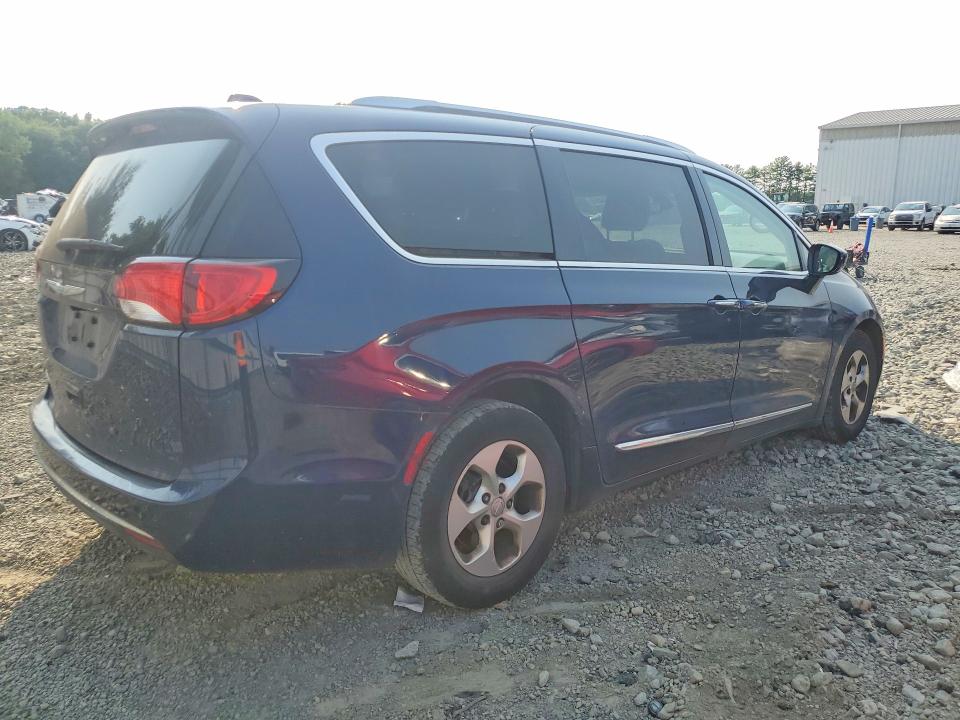 Photo 3 from auction – 2017 CHRYSLER PACIFICA with VIN 2C4RC1EGXHR669632