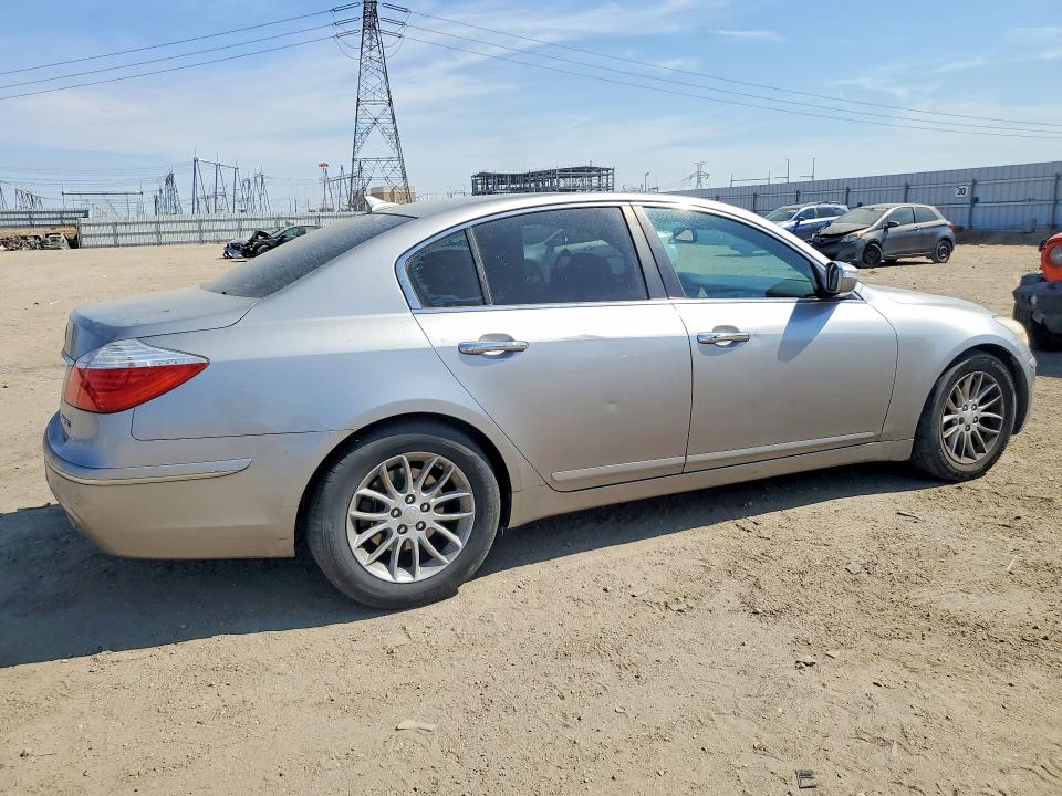 Photo 3 from auction – 2010 HYUNDAI GENESIS with VIN KMHGC4DE3AU106077