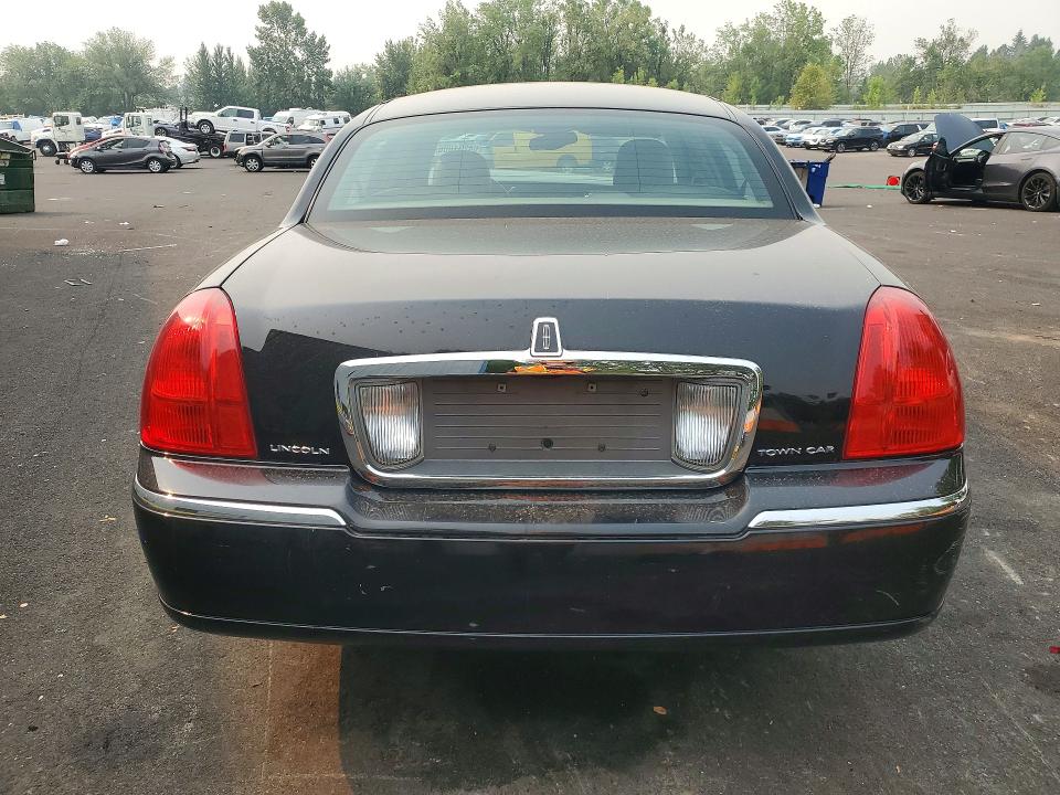 Photo 6 from auction – 2003 LINCOLN TOWN CAR with VIN 1LNHM81W73Y658439