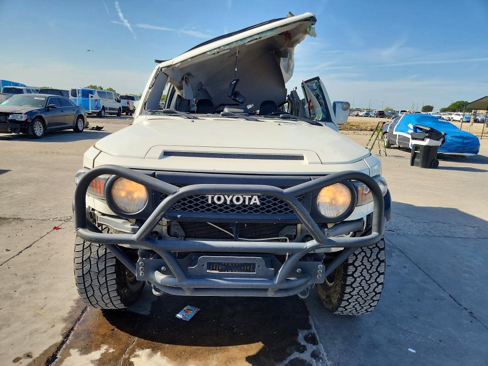 Photo 5 from auction – 2011 TOYOTA FJ CRUISER with VIN JTEBU4BF9BK115978