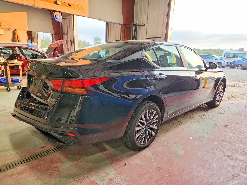 Photo 3 from auction – 2025 NISSAN ALTIMA with VIN 1N4BL4DW3SN322956