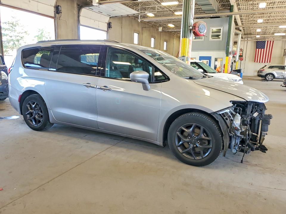 Photo 4 from auction – 2018 CHRYSLER PACIFICA with VIN 2C4RC1BG0JR252305