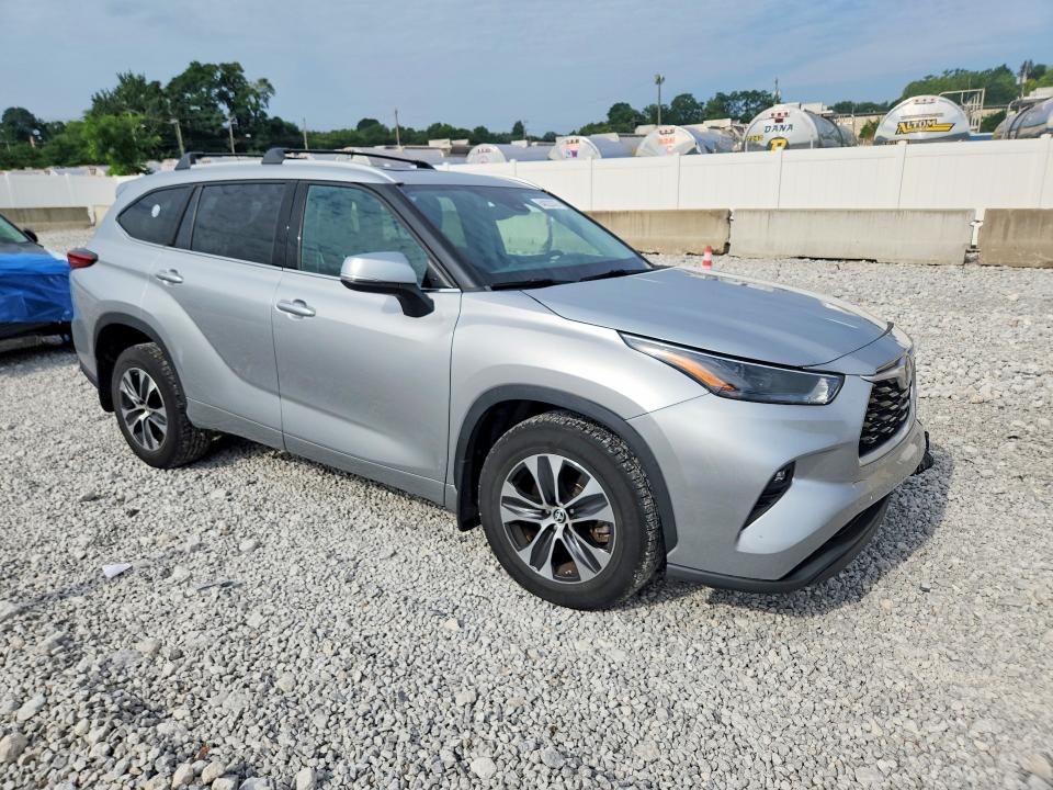 Photo 4 from auction – 2022 TOYOTA HIGHLANDER with VIN 5TDGZRBHXNS575447