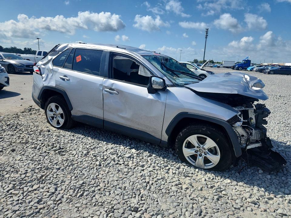 Photo 4 from auction – 2021 TOYOTA RAV4 with VIN 2T3W1RFV2MC164366