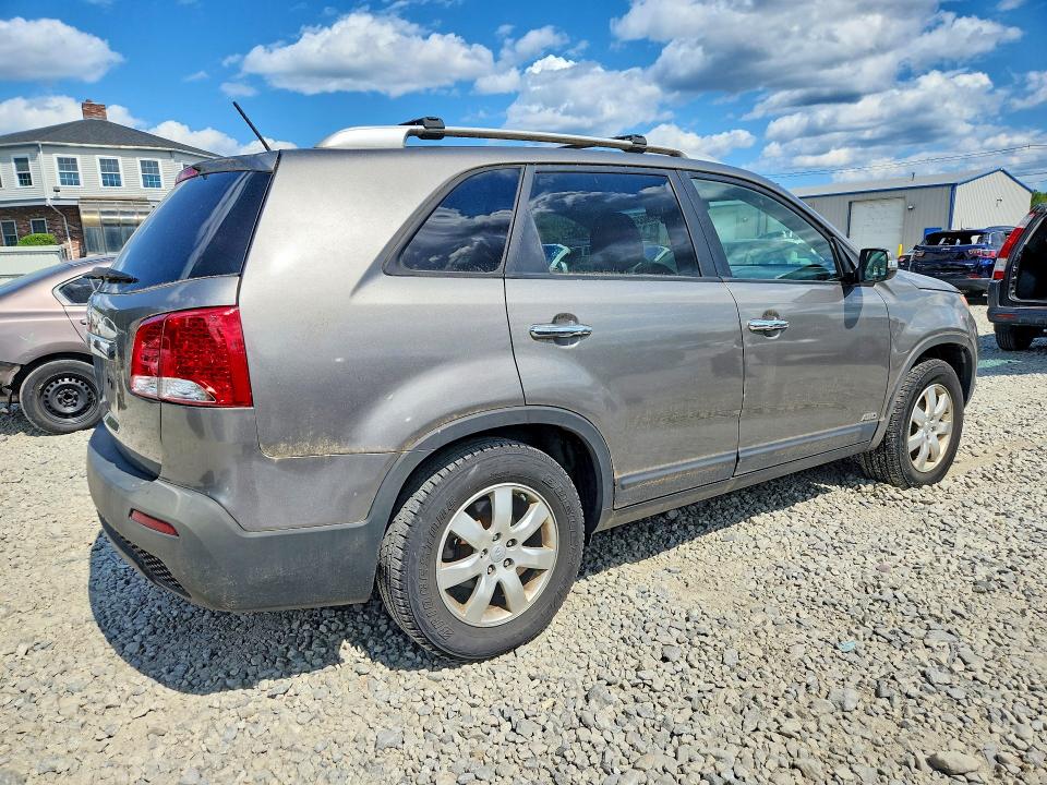 Photo 3 from auction – 2013 KIA SORENTO with VIN 5XYKTDA23DG336426