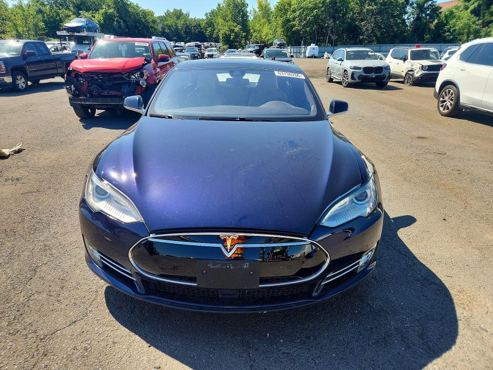 Foto 5 de la subasta – 2015 TESLA MODEL S con VIN 5YJSA1H21FFP70204