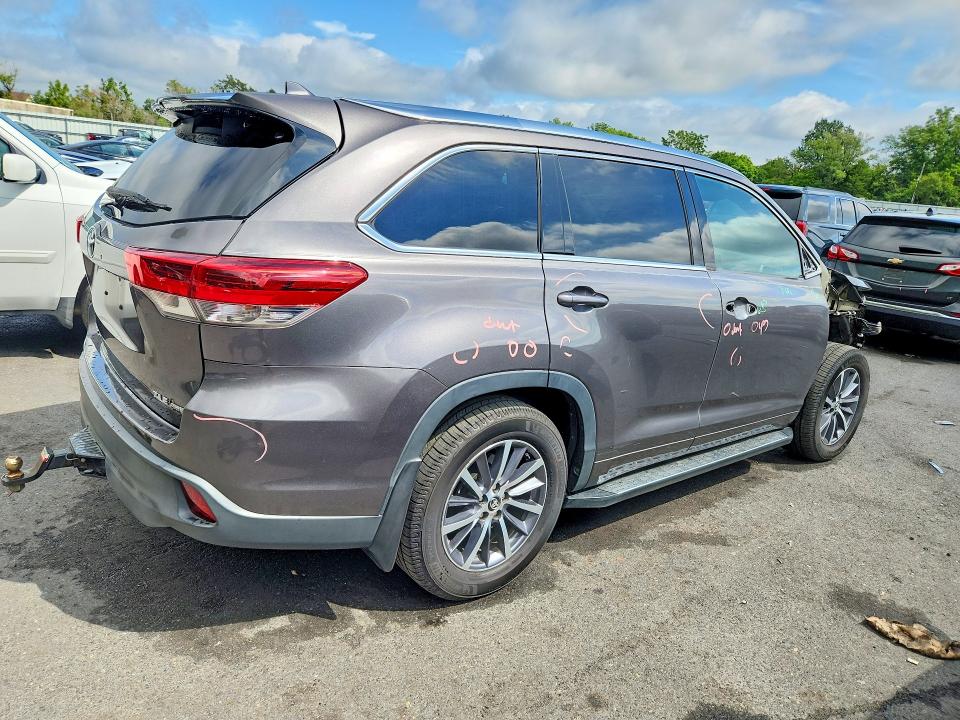 Photo 3 from auction – 2017 TOYOTA HIGHLANDER with VIN 5TDJZRFH7HS384685