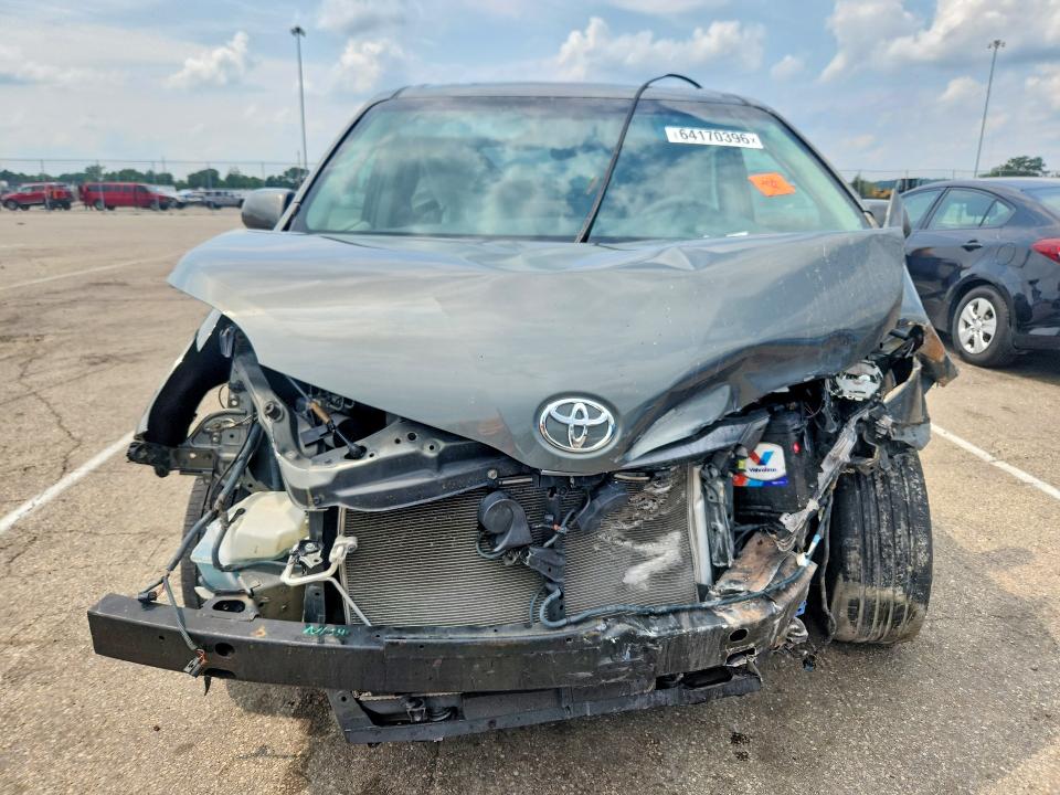 Photo 5 from auction – 2012 TOYOTA SIENNA with VIN 5TDYK3DC1CS232899