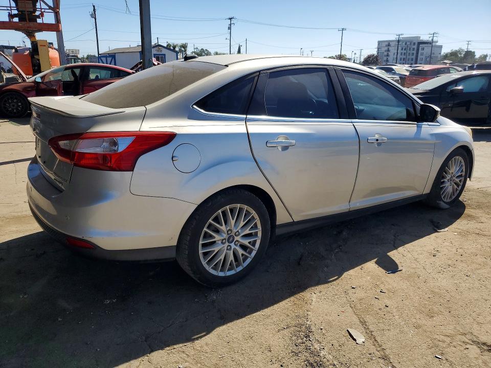 Zdjęcie 3 z aukcji – 2014 FORD FOCUS z VIN 1FADP3J25EL417804