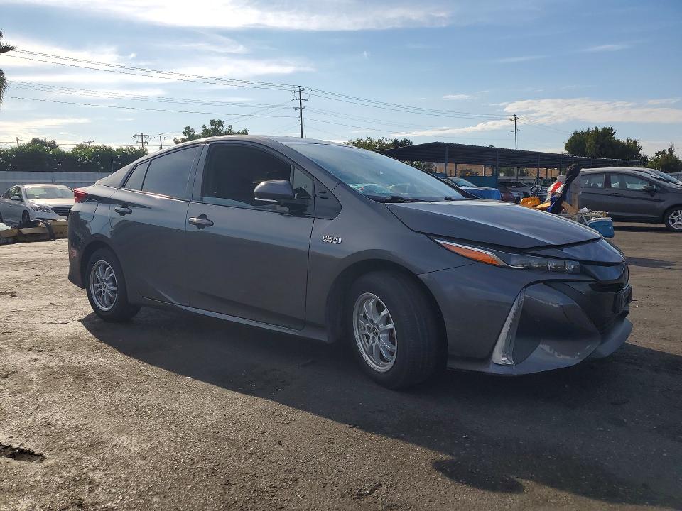 Photo 4 from auction – 2017 TOYOTA PRIUS PRIME with VIN JTDKARFP5H3051082