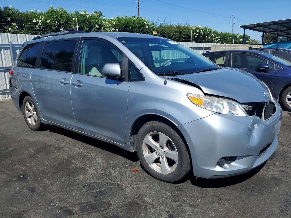 Photo 4 from auction – 2014 TOYOTA SIENNA with VIN 5TDKK3DC8ES496498