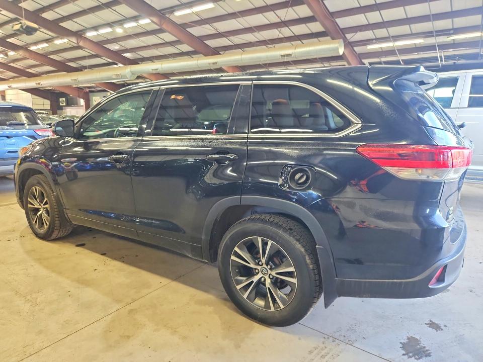 Photo 2 from auction – 2018 TOYOTA HIGHLANDER with VIN 5TDBZRFH6JS808738