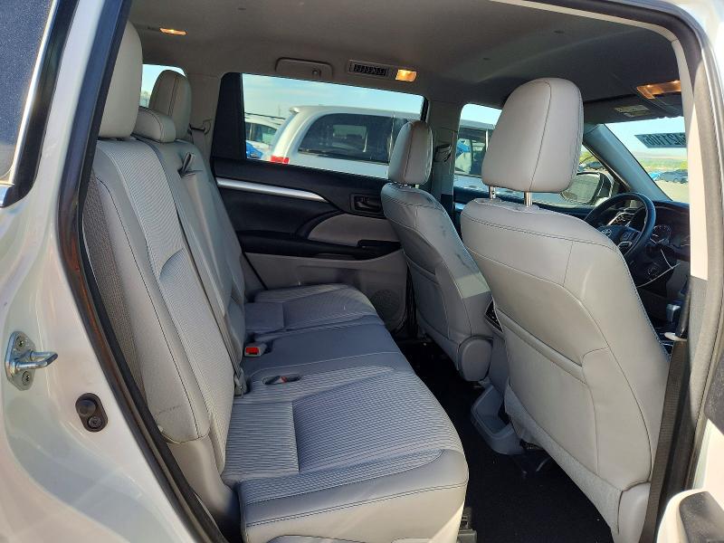 Photo 11 from auction – 2016 TOYOTA HIGHLANDER with VIN 5TDBKRFH0GS315585
