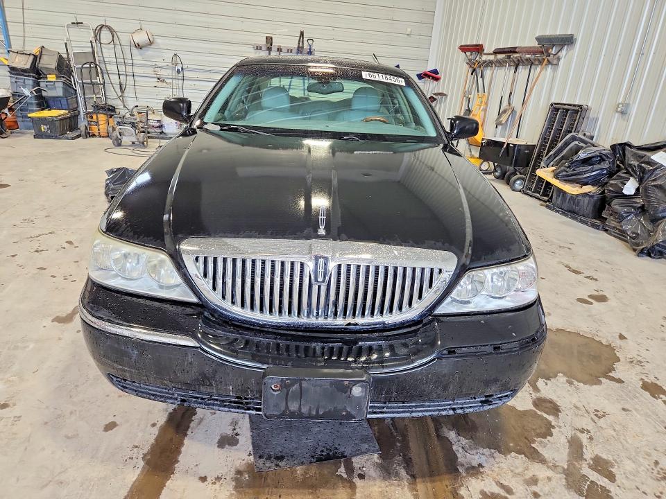 Photo 5 from auction – 2004 LINCOLN TOWN CAR with VIN 1LNHM83W34Y619295