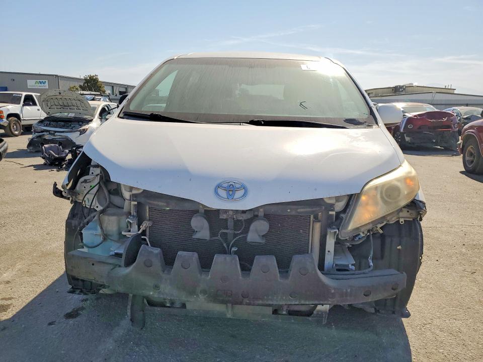 Photo 5 from auction – 2014 TOYOTA SIENNA with VIN 5TDKK3DC2ES480247