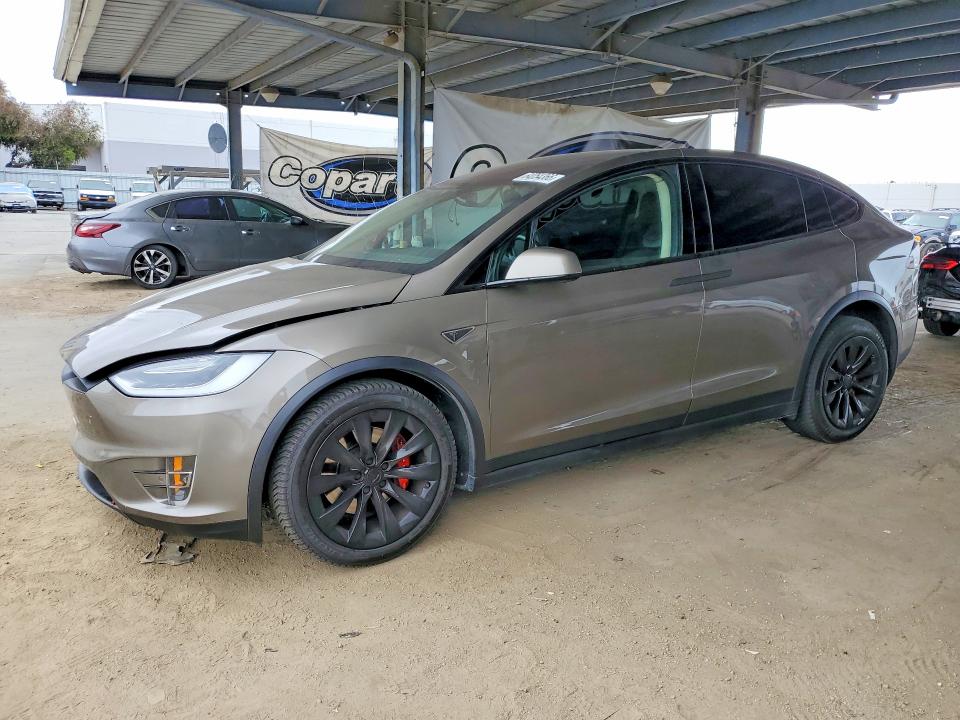 TESLA MODEL X 2016 con VIN 5YJXCBE41GF000677 - Foto de la subasta