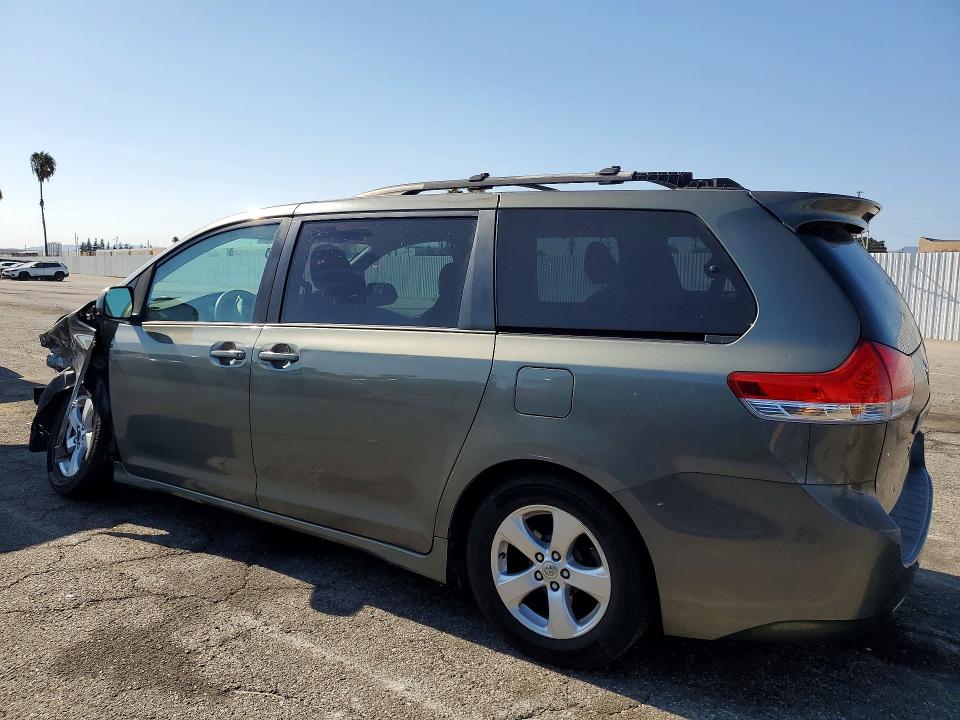 Photo 2 from auction – 2013 TOYOTA SIENNA with VIN 5TDKK3DC3DS302944