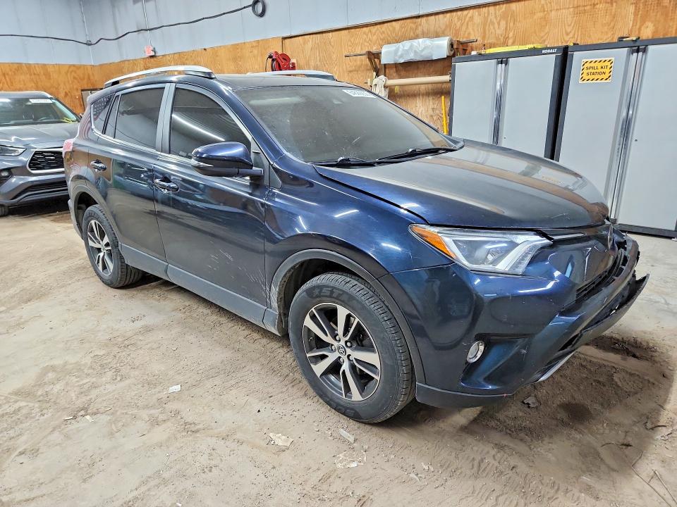 Снимка 4 от търг – 2017 TOYOTA RAV4 с VIN JTMRFREV5HD216087