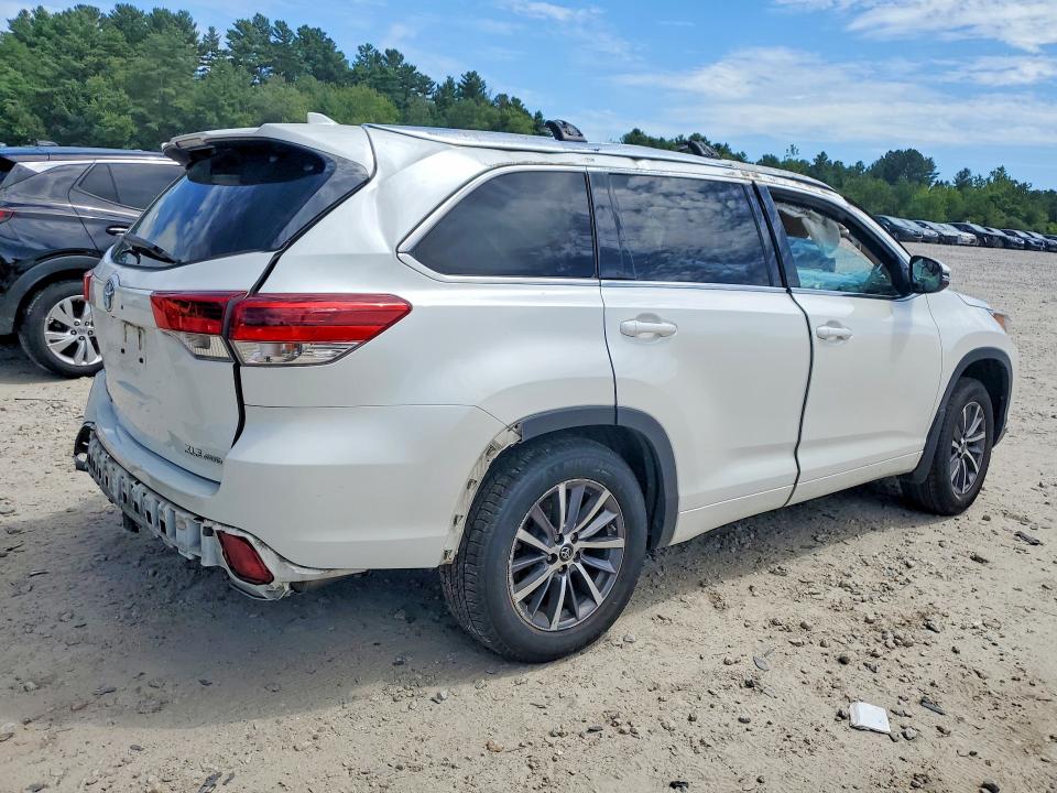 Photo 3 from auction – 2018 TOYOTA HIGHLANDER with VIN 5TDJZRFH8JS841770