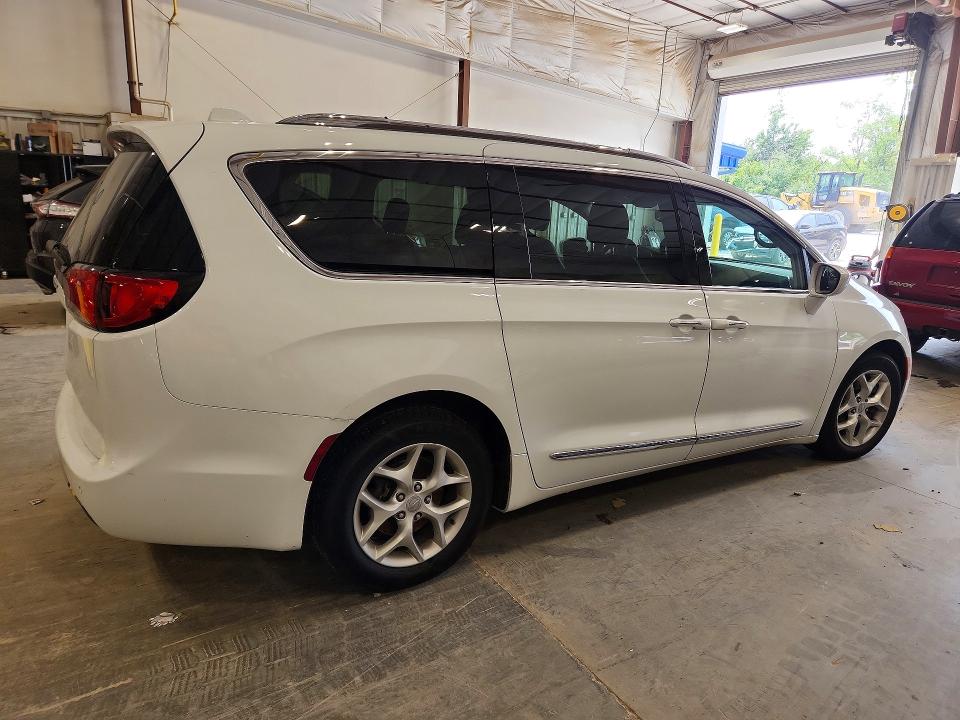 Photo 3 from auction – 2017 CHRYSLER PACIFICA with VIN 2C4RC1EGXHR565187