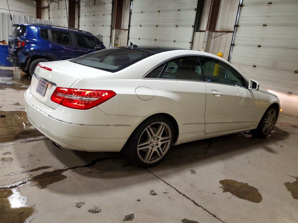 Photo 3 from auction – 2010 MERCEDES-BENZ E with VIN WDDKJ5GB8AF032001