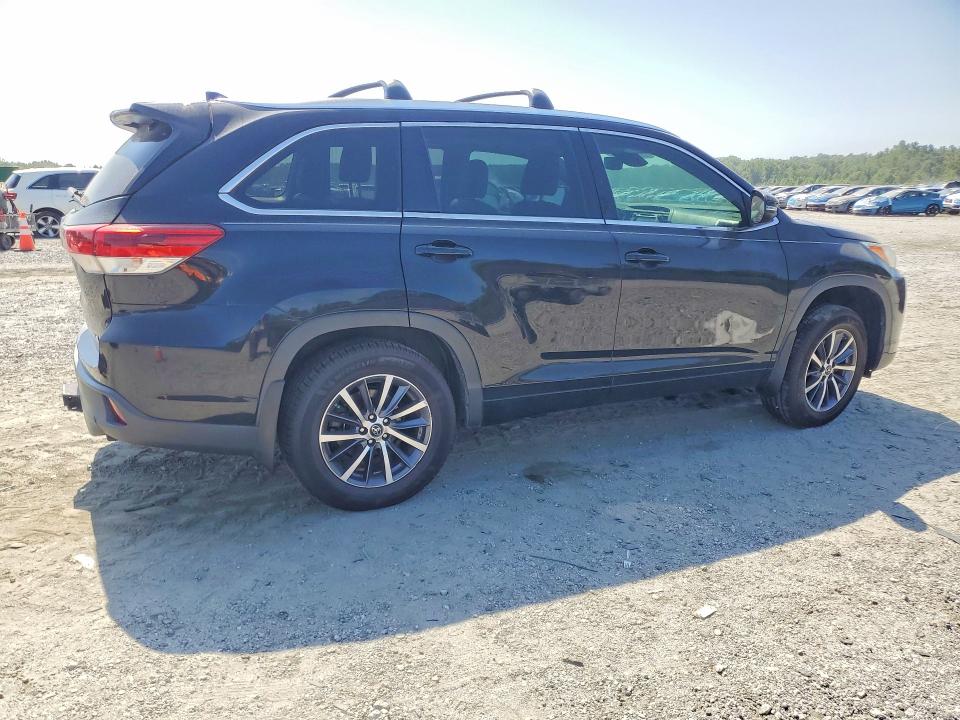 Photo 3 from auction – 2017 TOYOTA HIGHLANDER with VIN 5TDJZRFH6HS522765