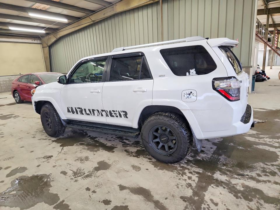 Photo 2 from auction – 2018 TOYOTA 4RUNNER with VIN JTEBU5JR3J5554673