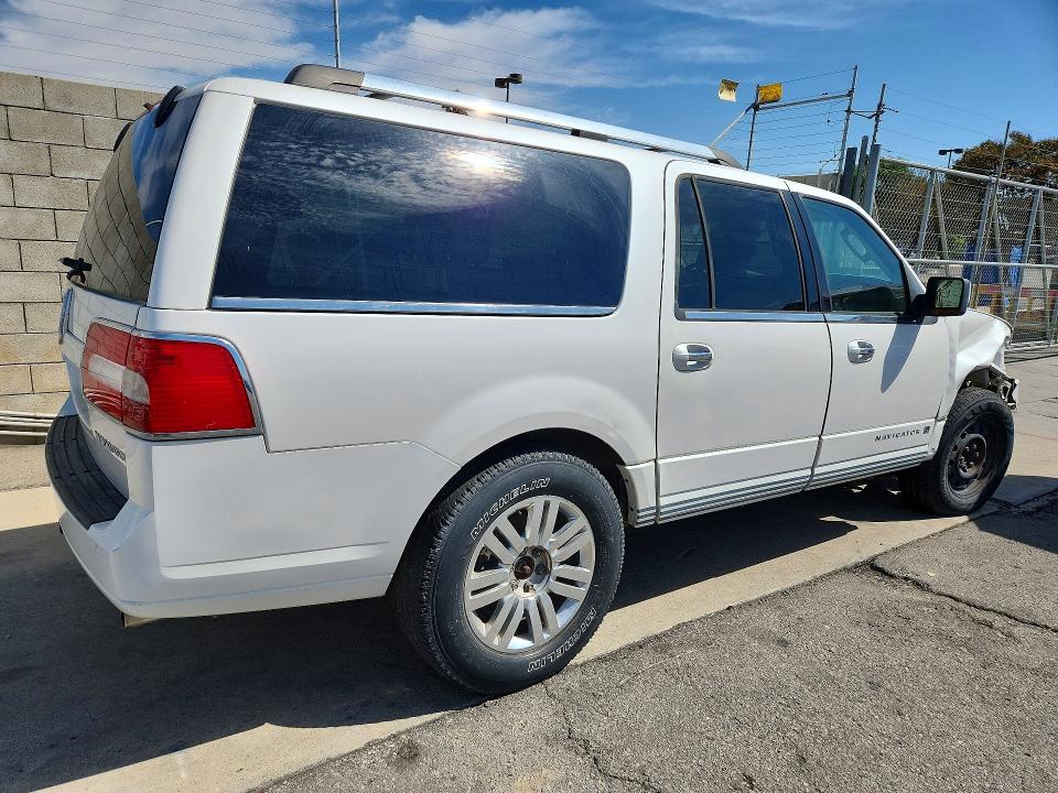 Photo 3 from auction – 2011 LINCOLN NAVIGATOR with VIN 5LMJJ3H59BEJ04598