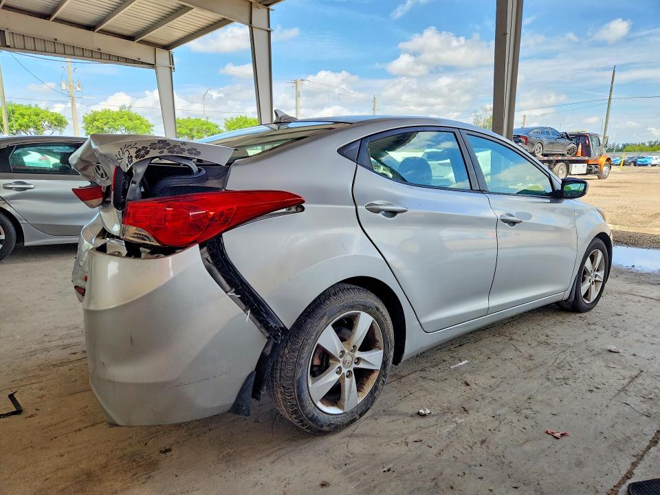 Photo 3 from auction – 2013 HYUNDAI ELANTRA with VIN 5NPDH4AE4DH395577