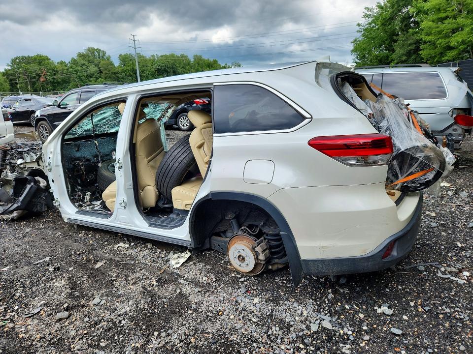 Photo 2 from auction – 2017 TOYOTA HIGHLANDER with VIN 5TDJZRFH7HS517249