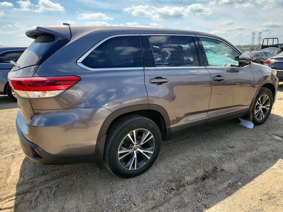 Photo 3 from auction – 2019 TOYOTA HIGHLANDER with VIN 5TDBZRFH3KS943421