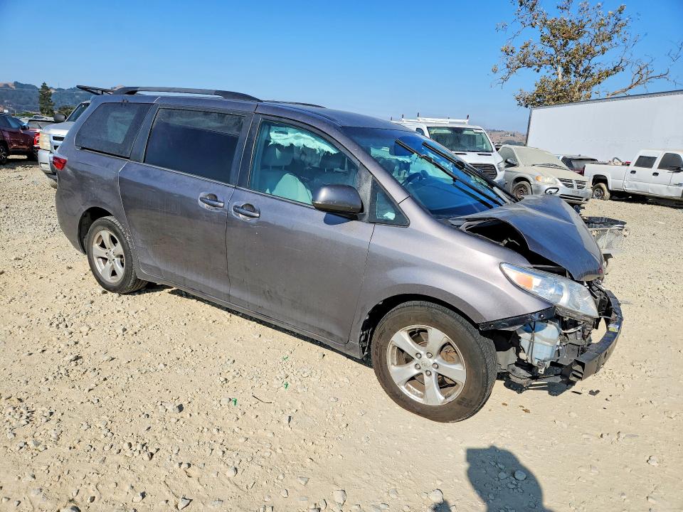 Photo 4 from auction – 2016 TOYOTA SIENNA with VIN 5TDKK3DC3GS738553