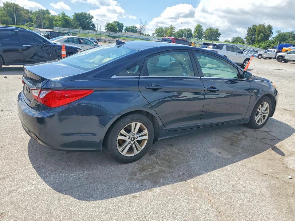 Photo 3 from auction – 2012 HYUNDAI SONATA with VIN 5NPEB4AC8CH470719