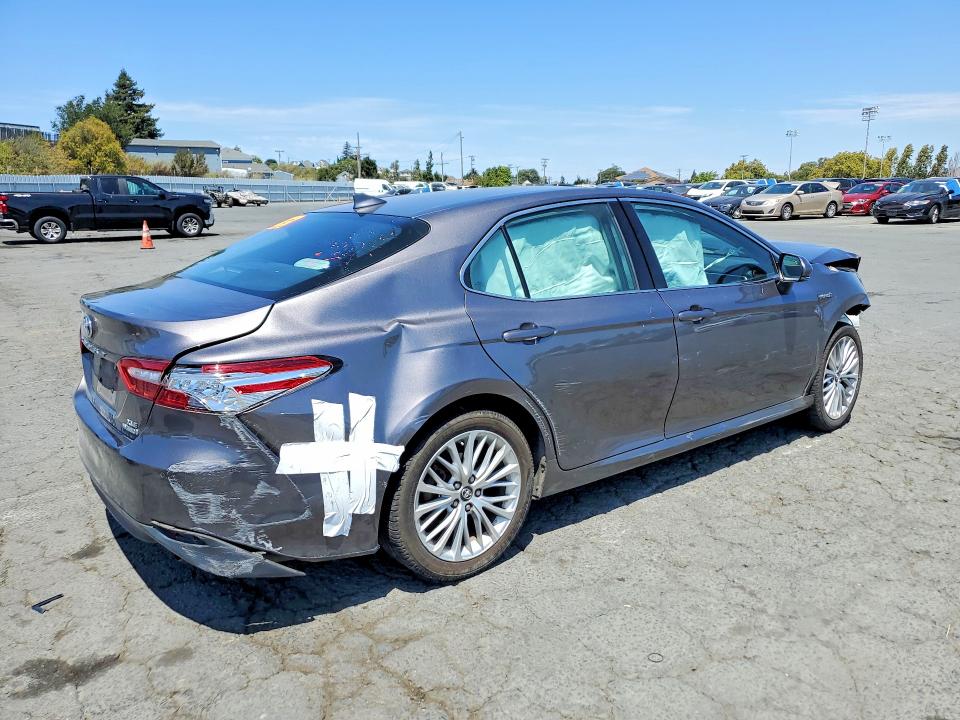 Photo 3 from auction – 2018 TOYOTA CAMRY HYBRID with VIN 4T1B21HK1JU005888