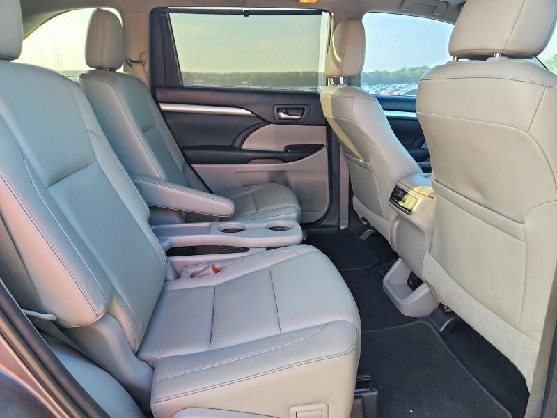 Photo 11 from auction – 2015 TOYOTA HIGHLANDER with VIN 5TDKKRFH4FS049776