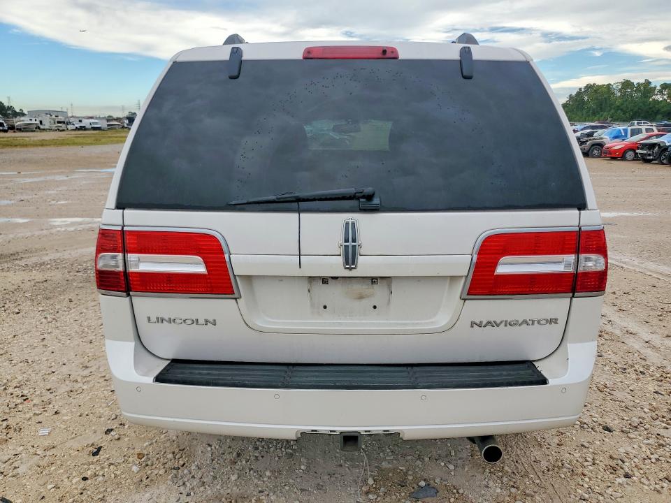 Photo 6 from auction – 2011 LINCOLN NAVIGATOR with VIN 5LMJJ2H5XBEJ02062